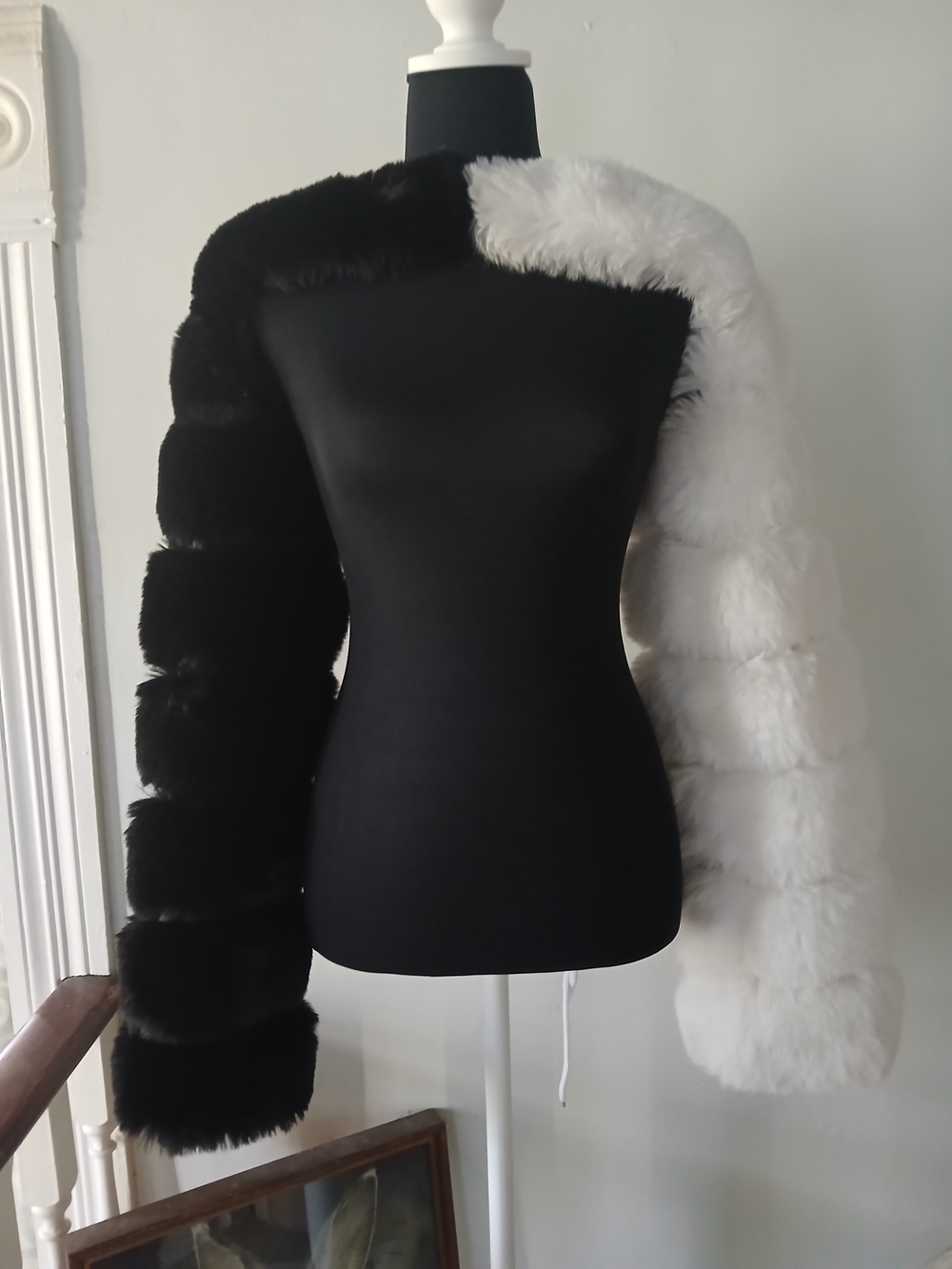 *RARE* Azalea Wang Split Black And White Faux For Shrug